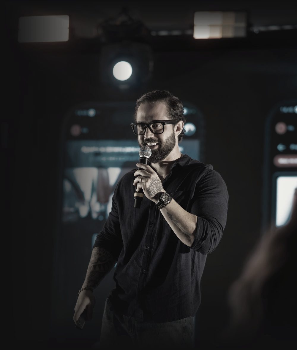 Caiube Nogueira no palco, de microfone na mão