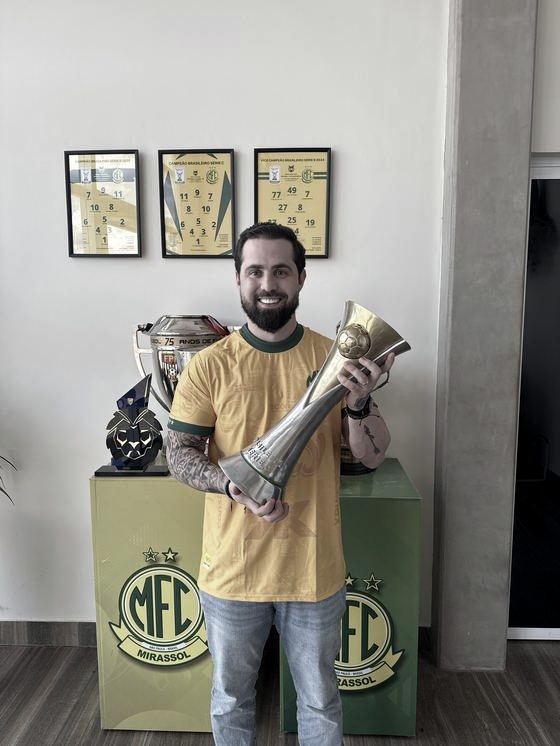 Caiube com a taça do Mirassol