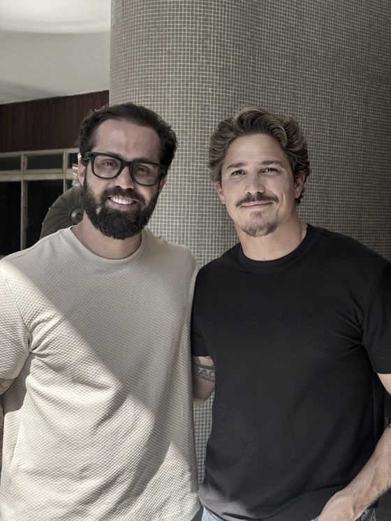 Caiube ao lado de Romulo Arantes Neto