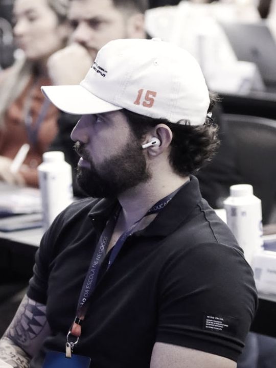 Caiube assistindo a uma aula em evento de negócios