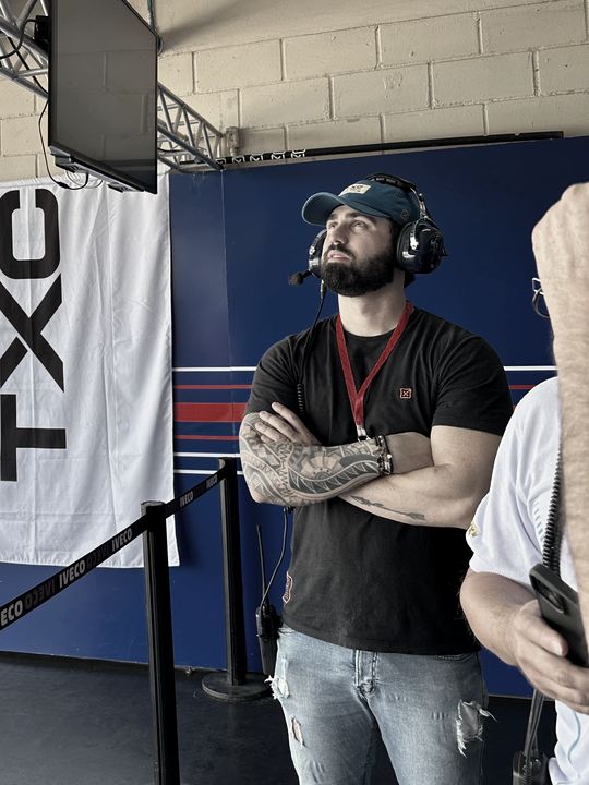 Caiube com fone de rádio no box da TXC no autódromo