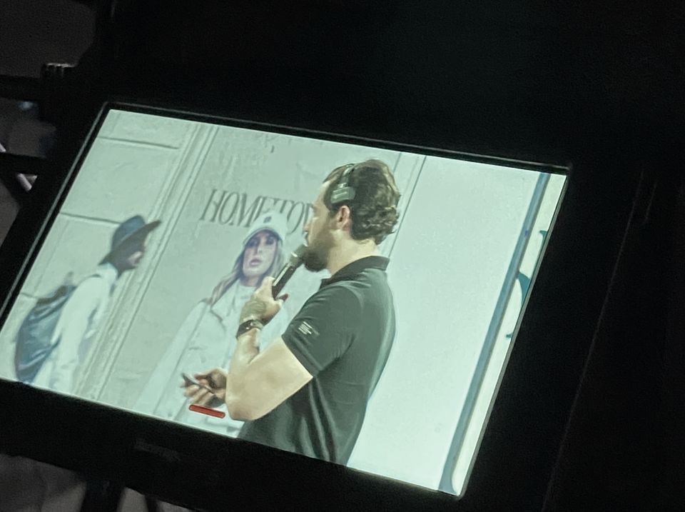 Monitor de câmera mostrando Caiube no palco, nos bastidores de uma gravação