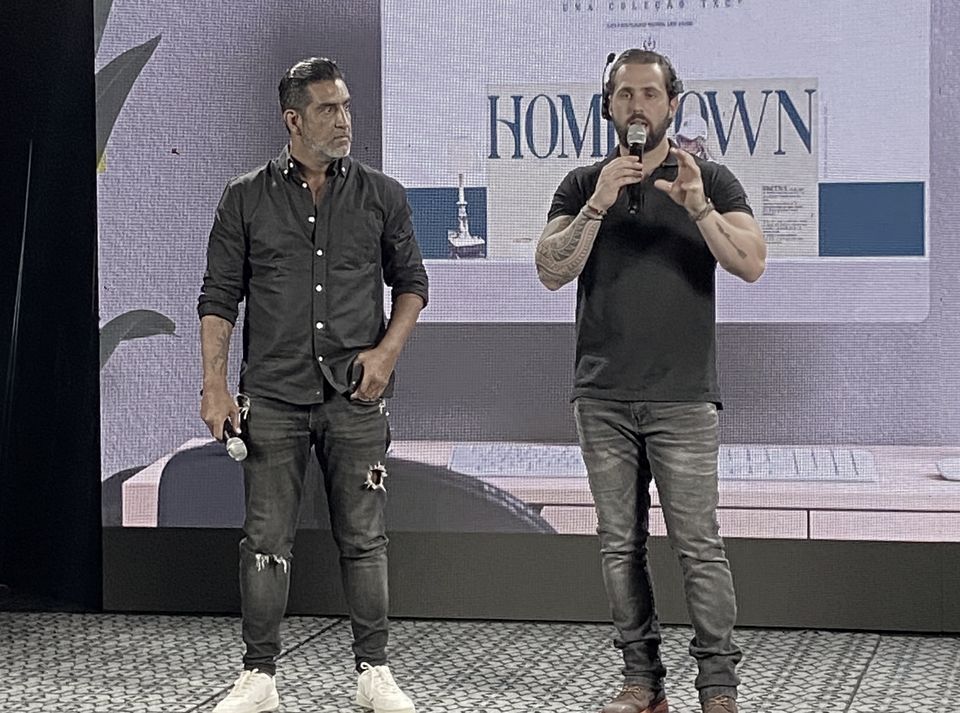Caiube apresentando ao vivo em palco com telão