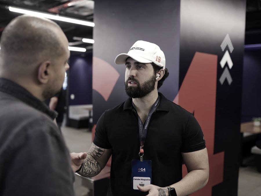 Caiube Nogueira em conversa num evento de negócios