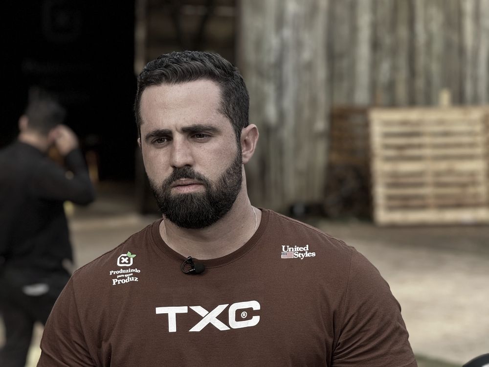 Caiube com camiseta da TXC em gravação