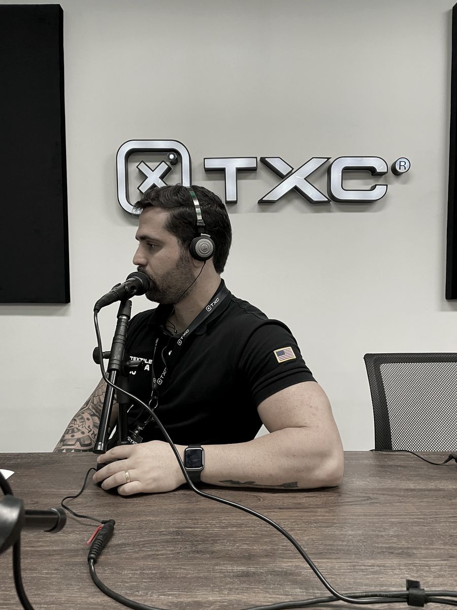 Caiube gravando podcast da TXC
